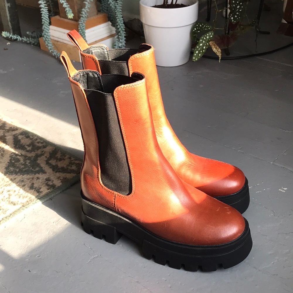 Gianni Bini brown leather lugged Chelsea boot size 8.5